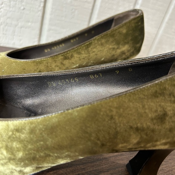 Salvatore Ferragamo Green Textured Classic Pumps, size 9B. Some wear on soles. - Picture 7 of 7